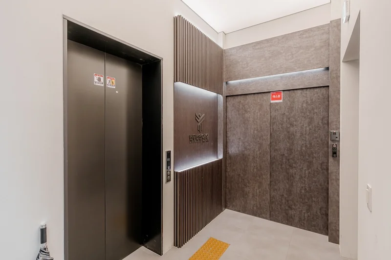 사무실입구인테리어